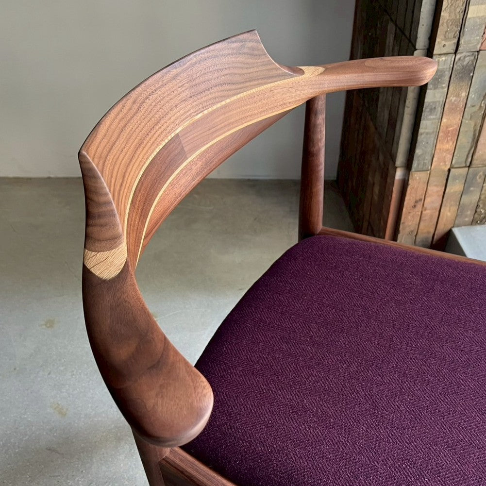 シズクルチェア（ウォールナット・肘掛けのアップ）