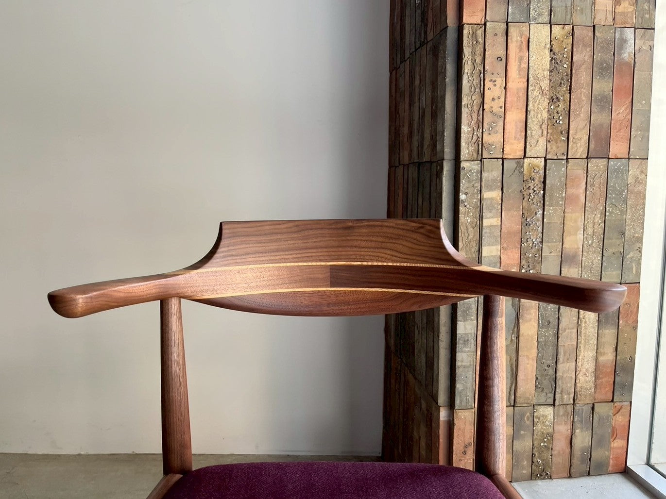 シズクルチェア（ウォールナット・背もたれのアップ）