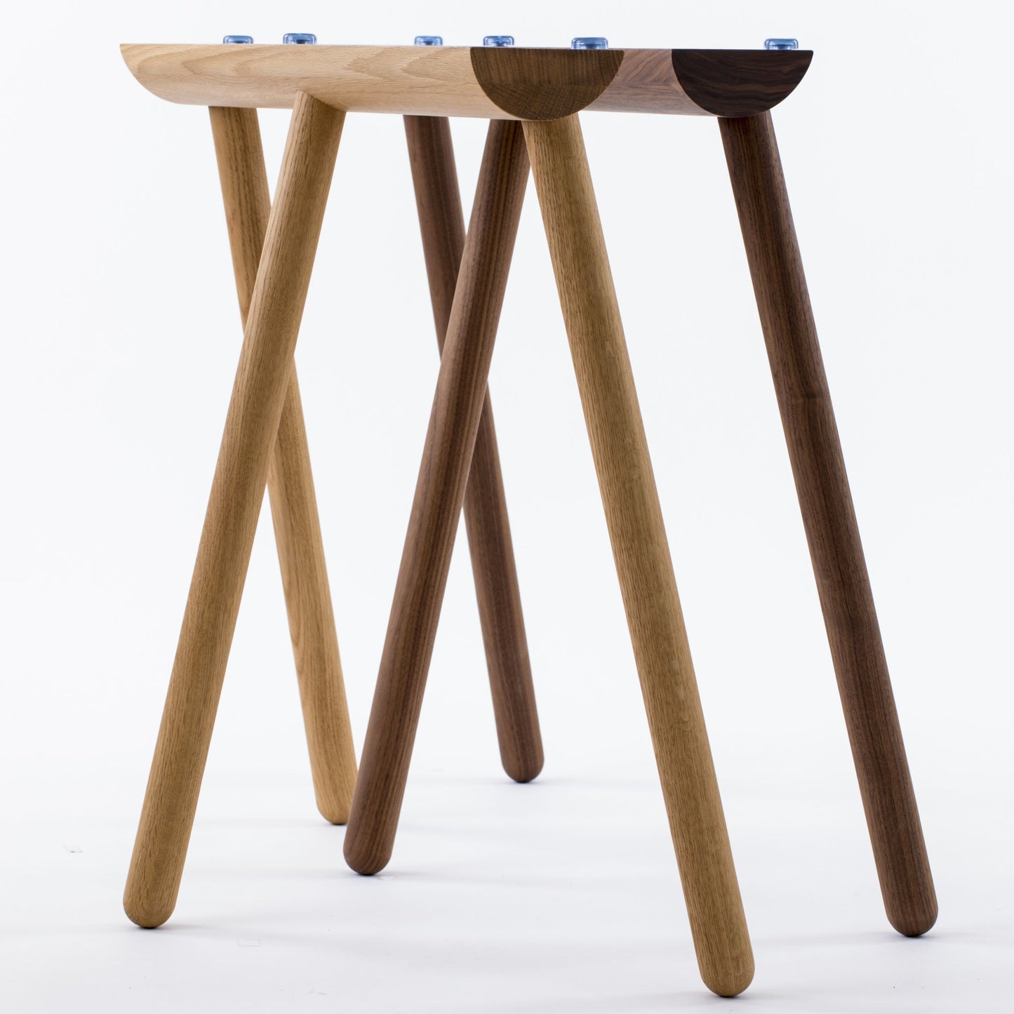 トライパッド脚（オークとウォールナットを並べた画像）