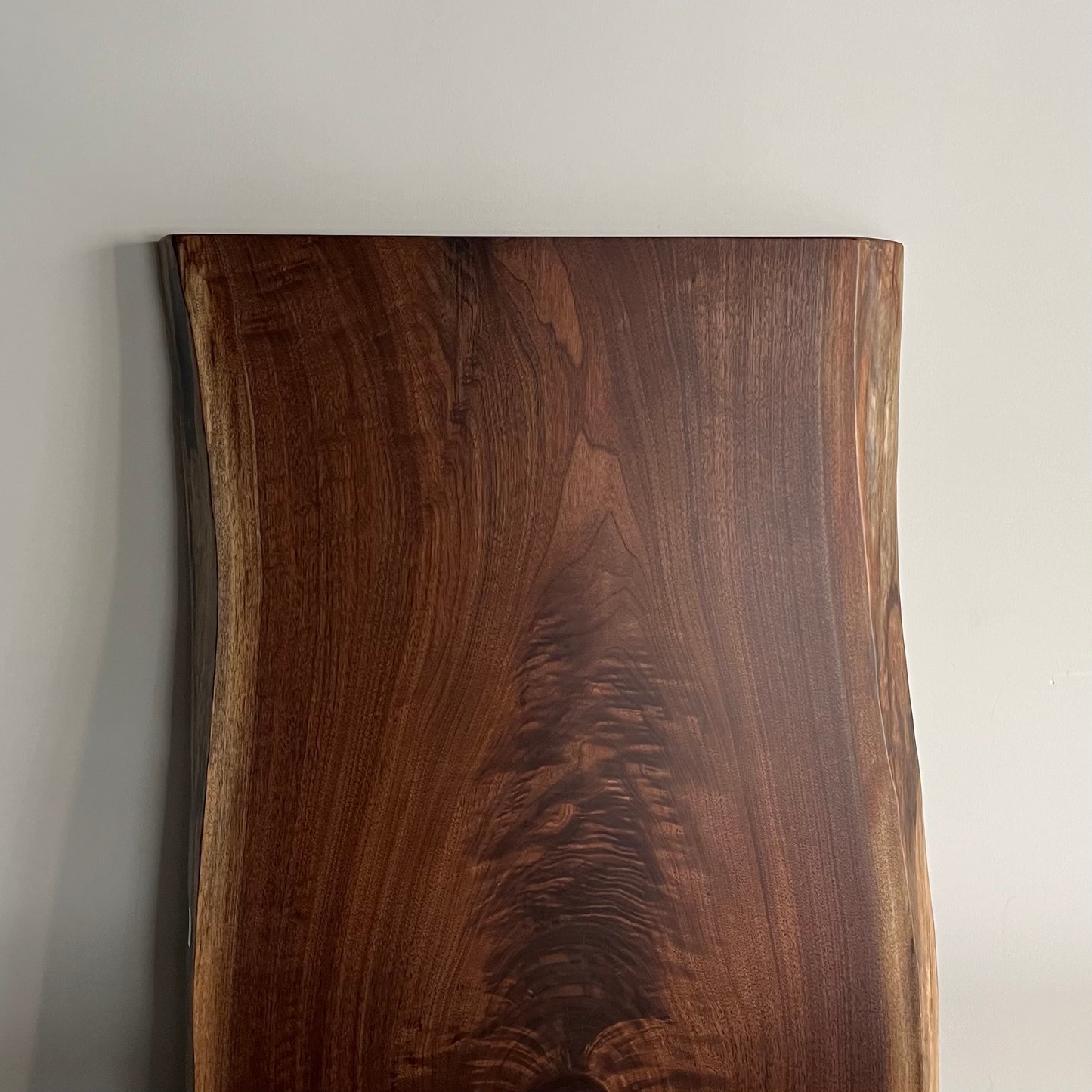 ウォールナット一枚板の正面からの写真