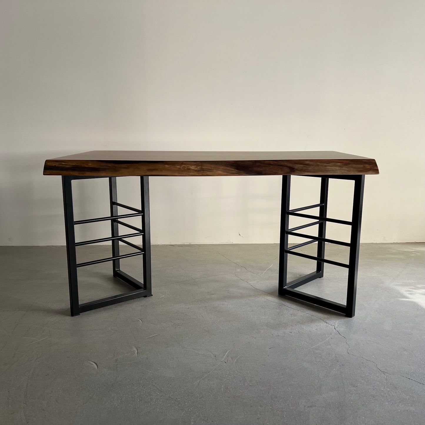 ウォールナット一枚板　ブラックのアイアン脚との組み合わせ写真