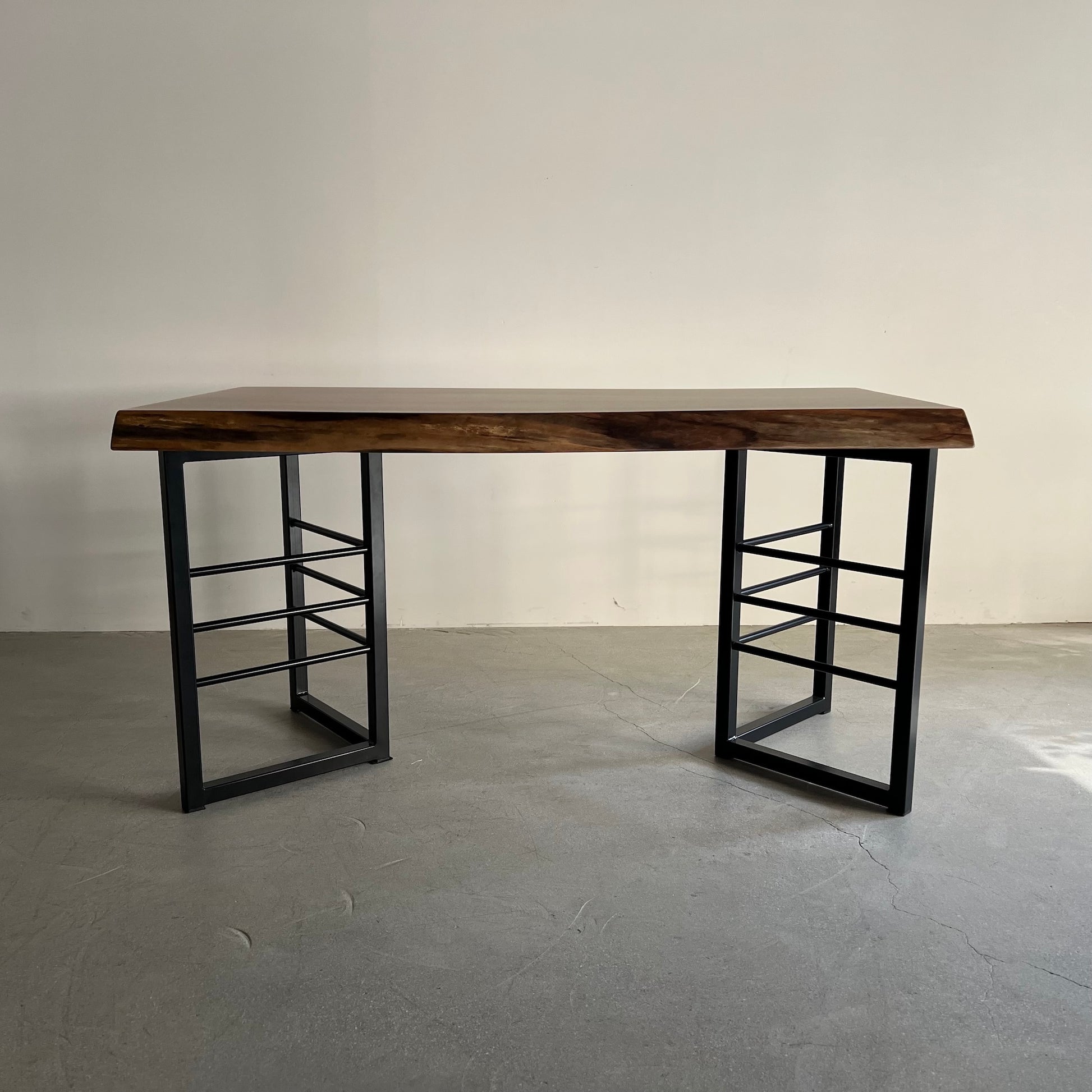 ウォールナット一枚板　ブラックのアイアン脚との組み合わせ写真