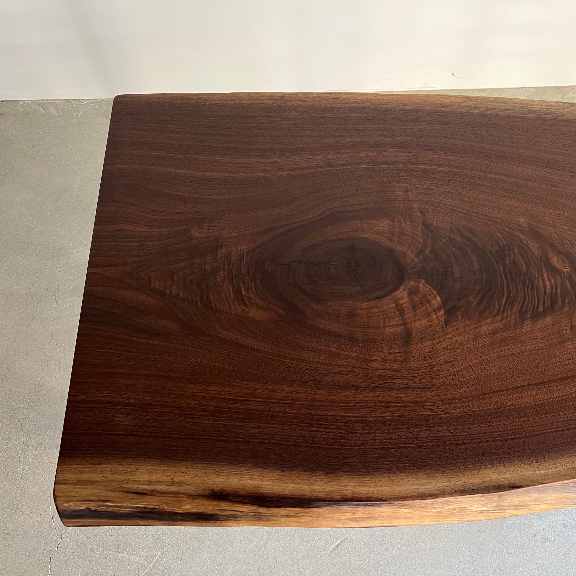 ウォールナット一枚板　節のアップ写真