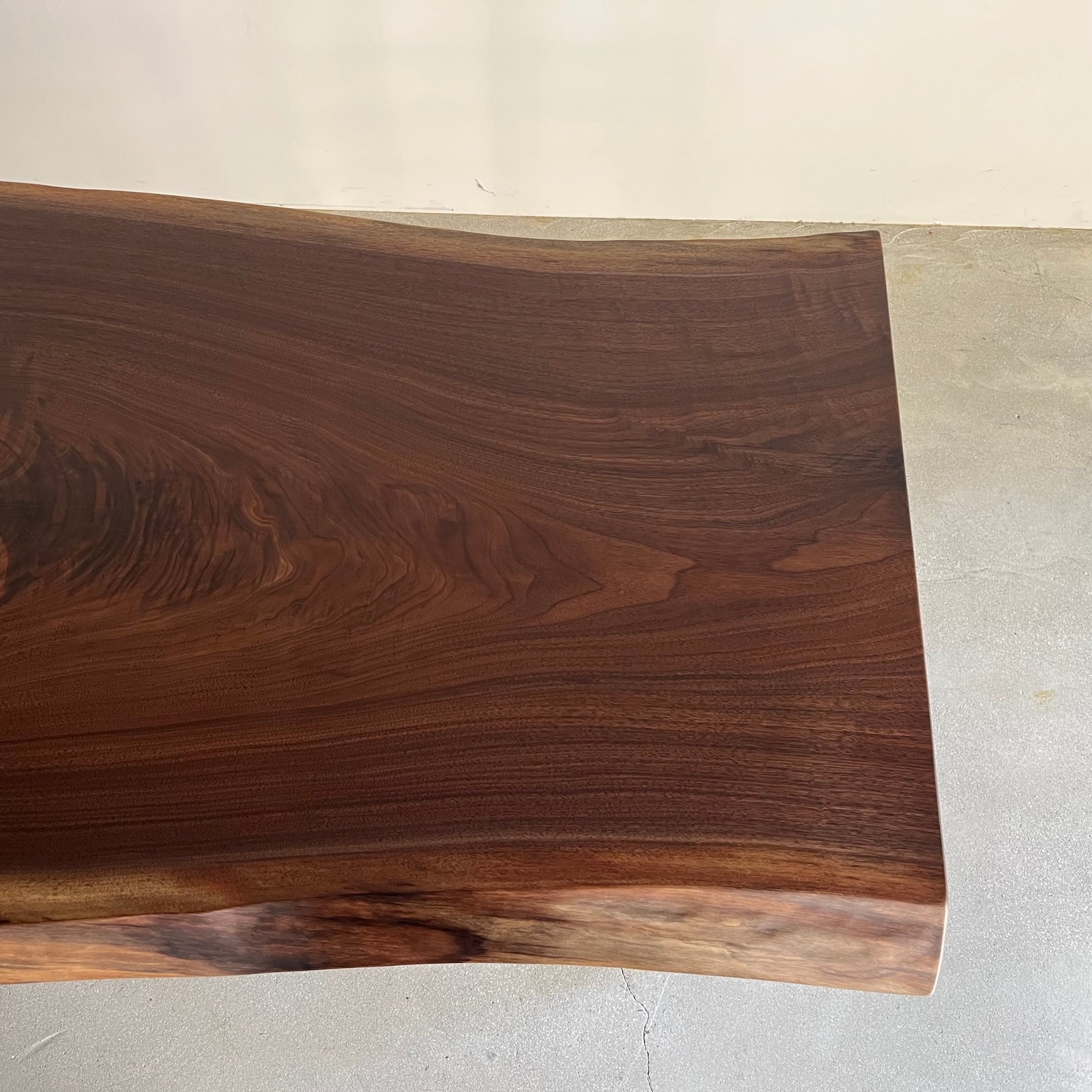 ウォールナット一枚板　木目のアップ写真