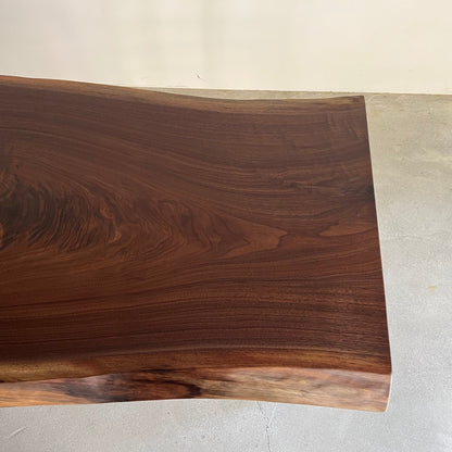 ウォールナット一枚板　木目のアップ写真