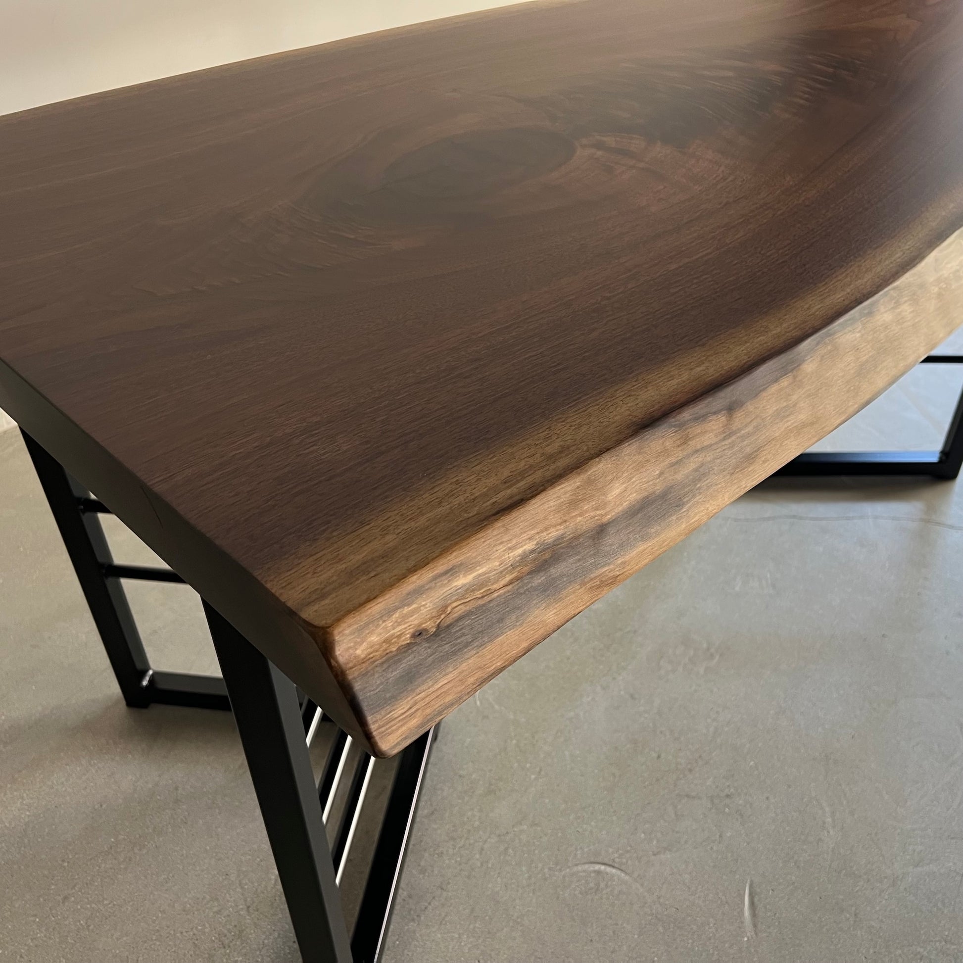 ウォールナット一枚板　耳のアップ写真