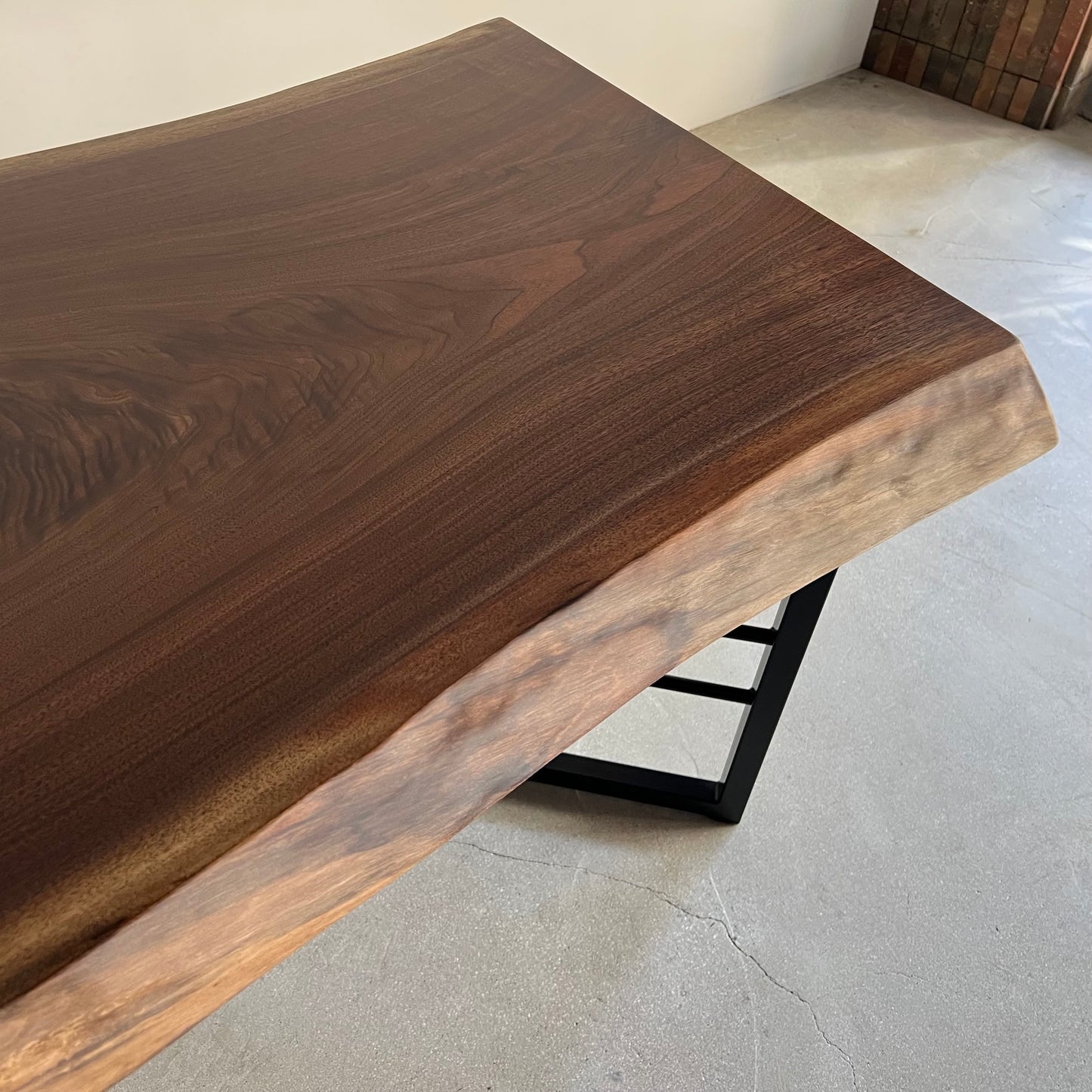 ウォールナット一枚板　耳のアップ写真