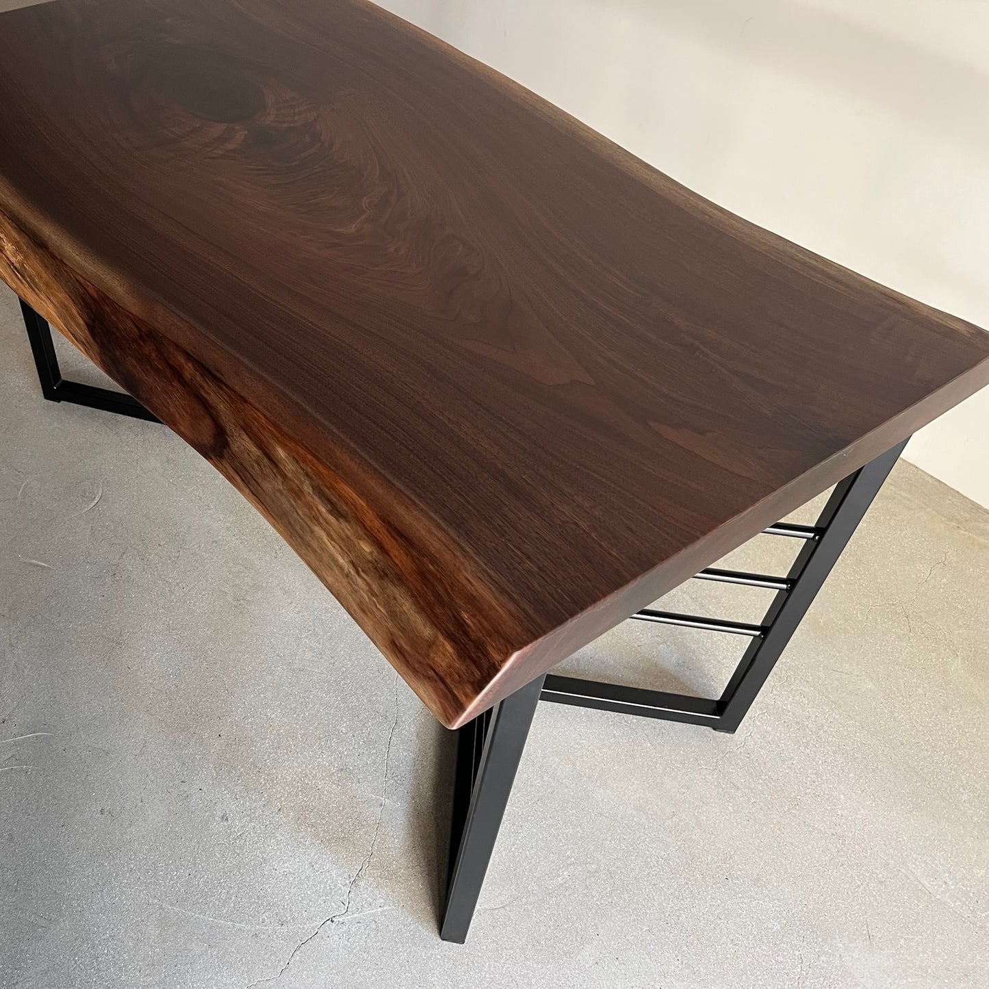 ウォールナット一枚板　耳のアップ写真