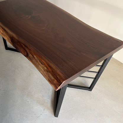 ウォールナット一枚板　耳のアップ写真