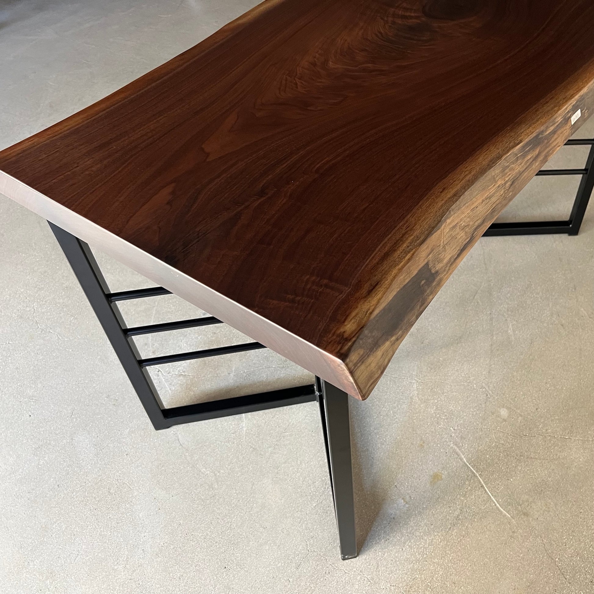 ウォールナット一枚板　耳のアップ写真