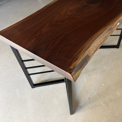 ウォールナット一枚板　耳のアップ写真