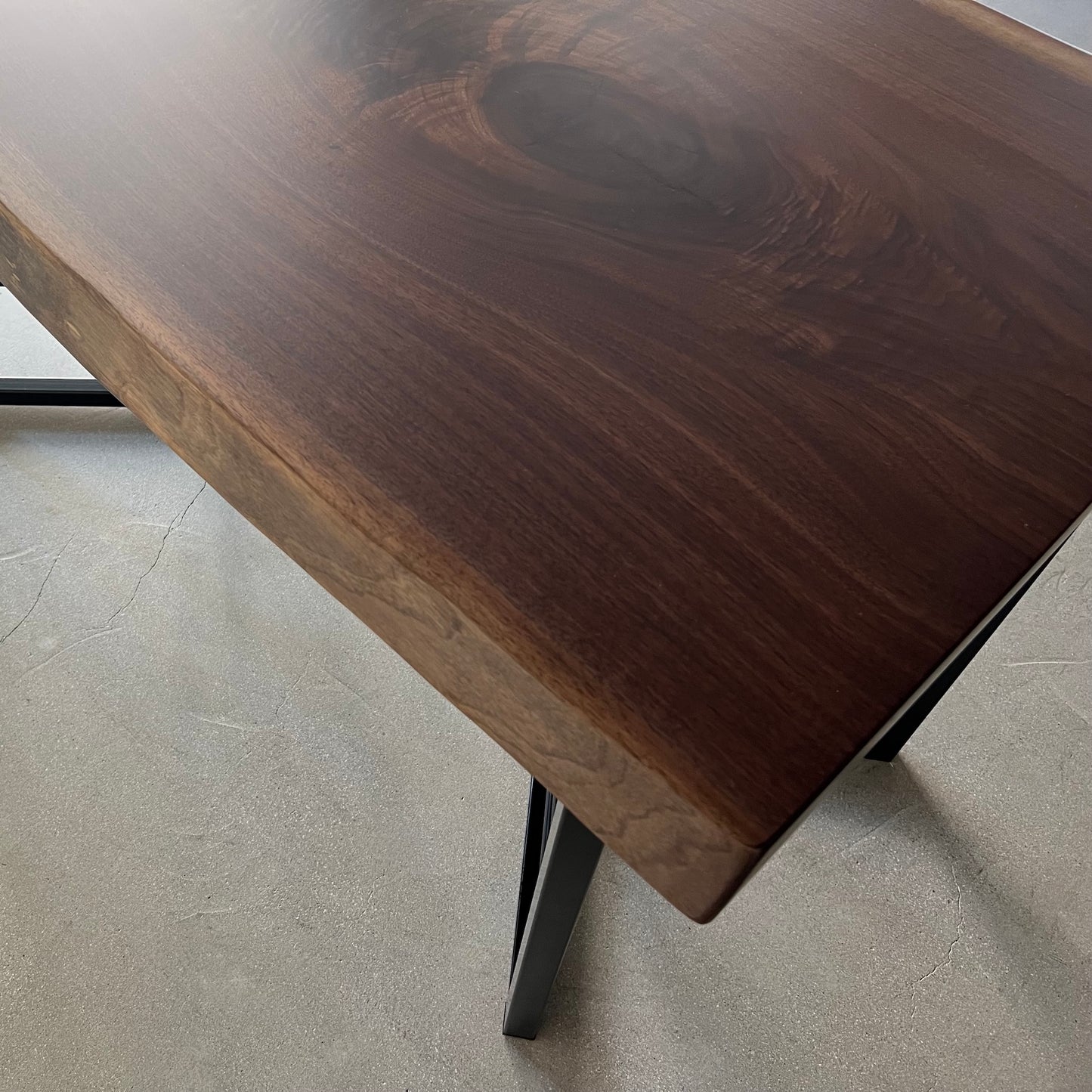 ウォールナット一枚板　耳のアップ写真