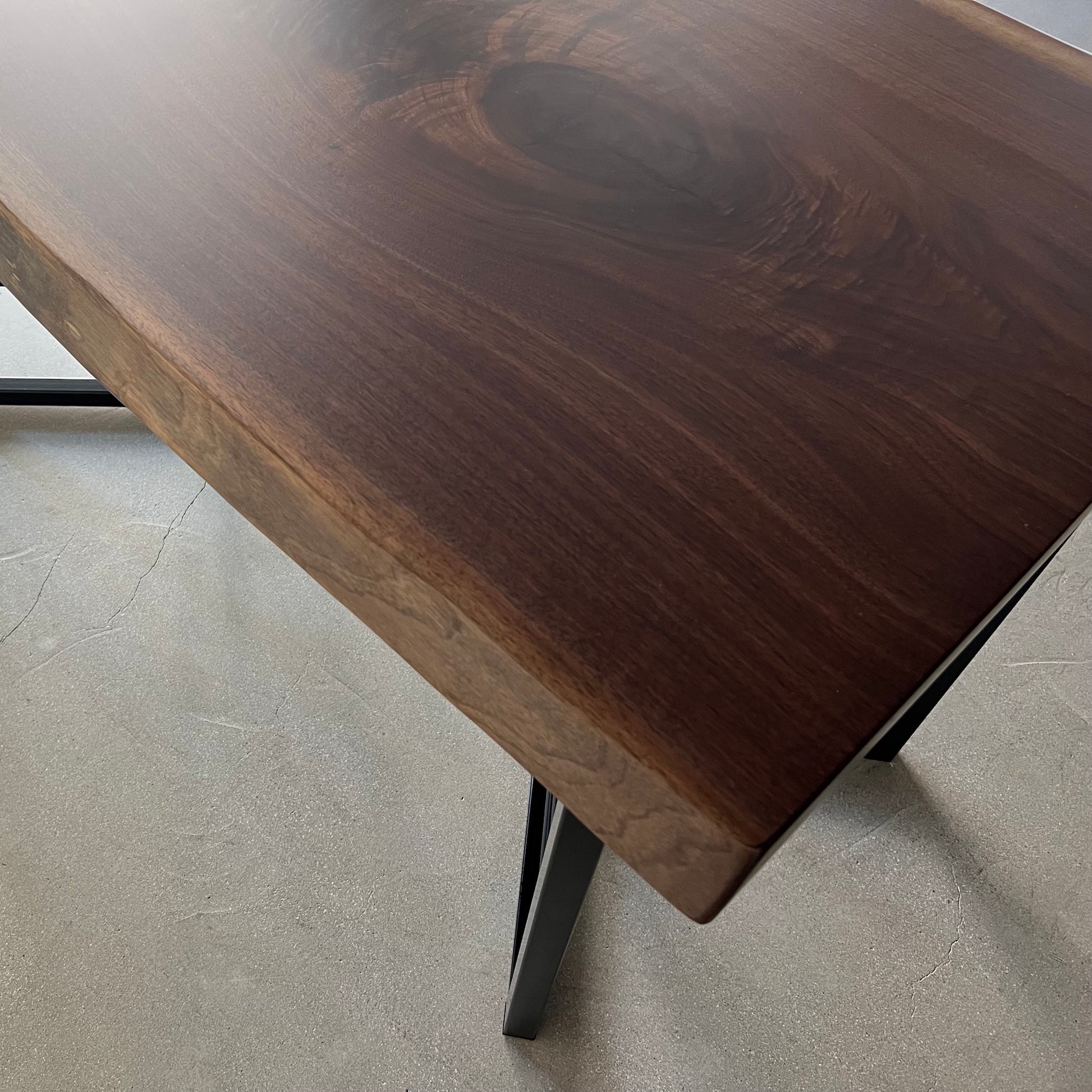 ウォールナット一枚板　耳のアップ写真