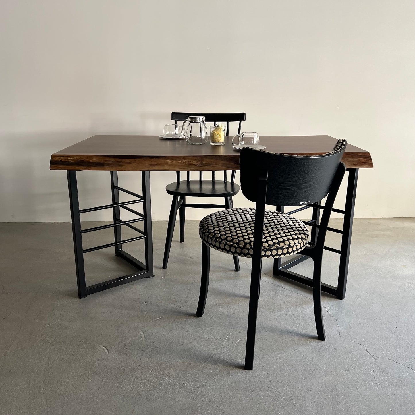 ウォールナット一枚板　２人掛けダイニングテーブルの使用例