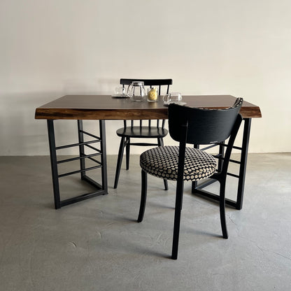 ウォールナット一枚板　２人掛けダイニングテーブルの使用例