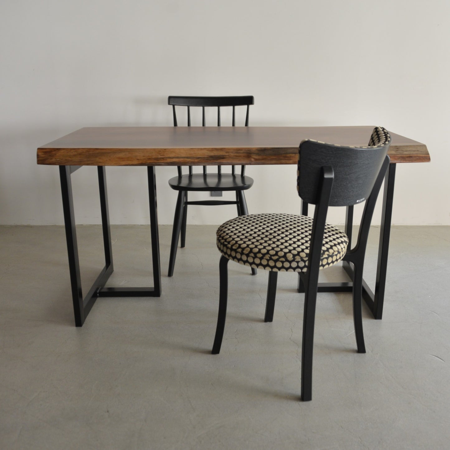 ウォールナット一枚板　ダイニングテーブルとしての使用イメージ